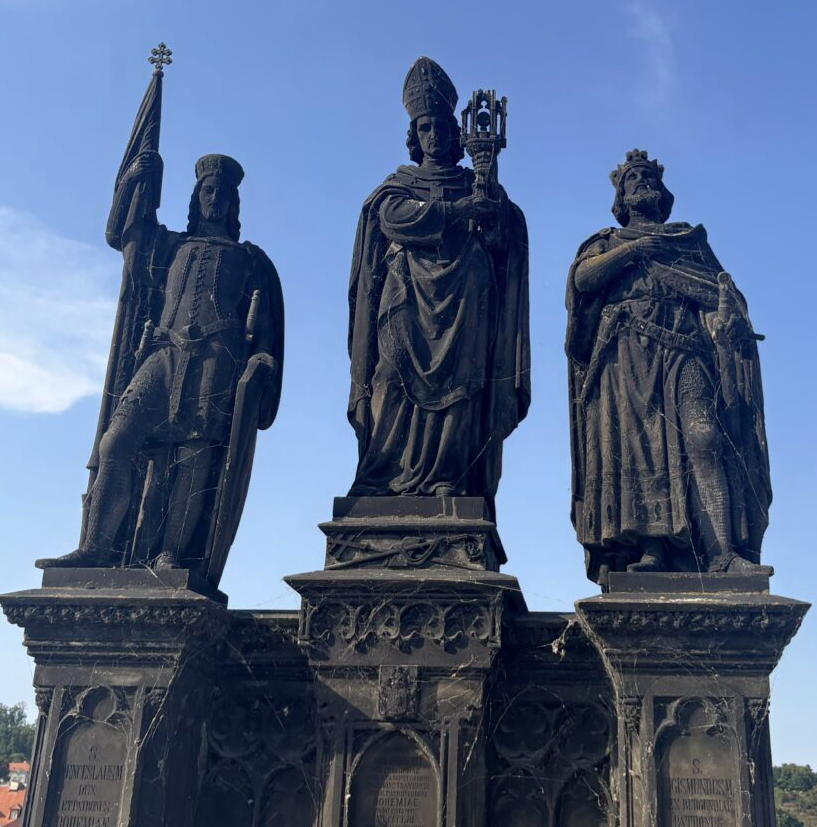 Skulpturen der Heiligen Wenzeslaus, Veit und Sigismund auf der Karlsbrücke. Foto: Steven Wucherpfennig
