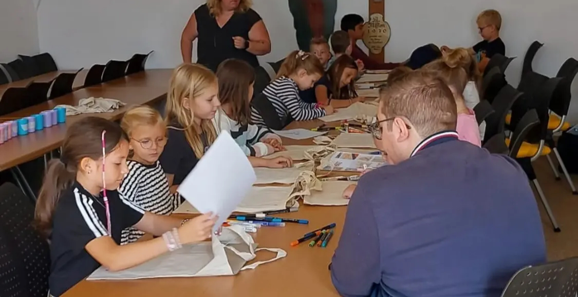 Kindergruppenstunde in der Unterkirche
