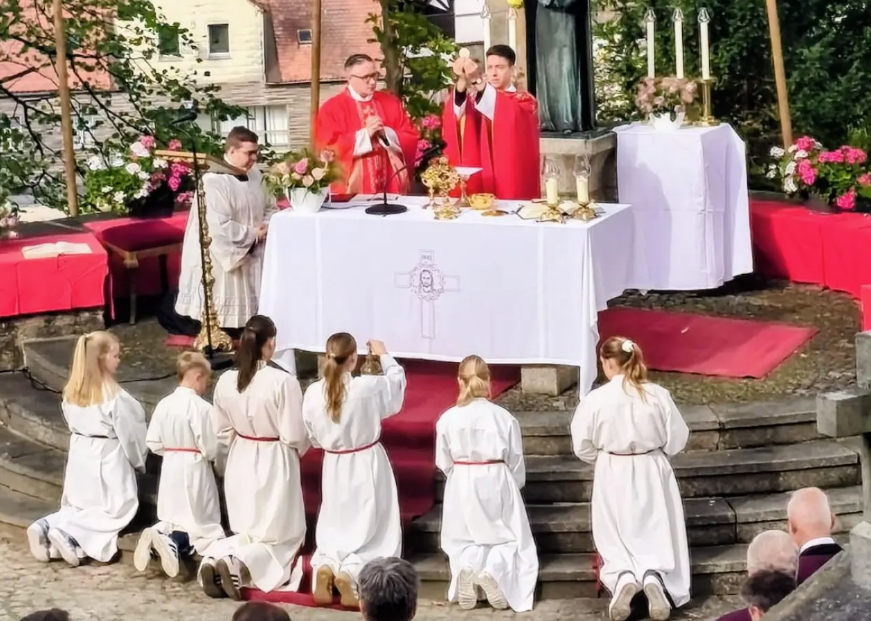 Festgottesdienst am Freialtar beim Kreuzbergfest, mit Festprediger Hochschulpfarrer Dr. Seiberl, Stadtpfarrer Adam Karolczak und Pfarrpraktikant Steven Wucherpfennig, sowie den Ministrantinnen und Ministranten. (Bild: Corina Müllner)