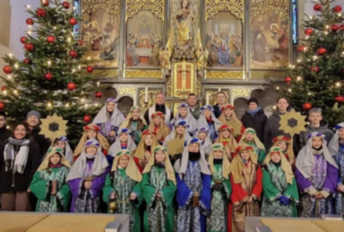 Die Pleysteiner Sternsinger, zusammen mit Pater Thomas Mühlberger und Erstem Bürgermeister Rainer Rewitzer (hintere Reihe, von links). (Bild: Birgit Müllner)