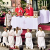 Festgottesdienst am Freialtar beim Kreuzbergfest, mit Festprediger Hochschulpfarrer Dr. Seiberl, Stadtpfarrer Adam Karolczak und Pfarrpraktikant Steven Wucherpfennig, sowie den Ministrantinnen und Ministranten. (Bild: Corina Müllner)